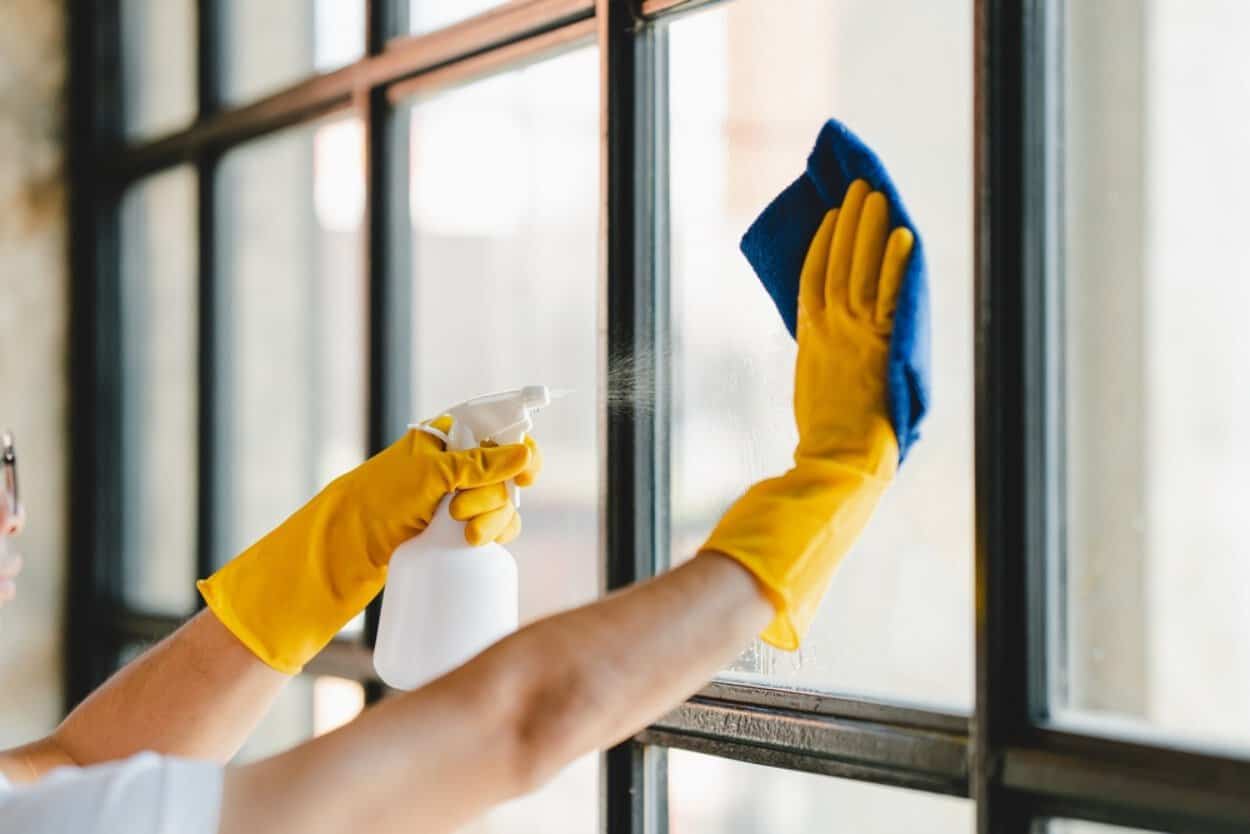 Trucul ingenios care poate elimina rapid petele de pe geamuri. Un ingredient surprinzător este perfect pentru curățenie