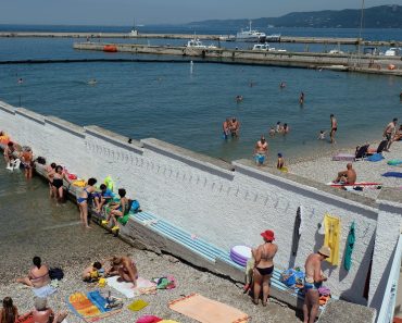 Singura plajă din Europa unde bărbații și femeile stau separat. Un zid de beton desparte cele două zone
