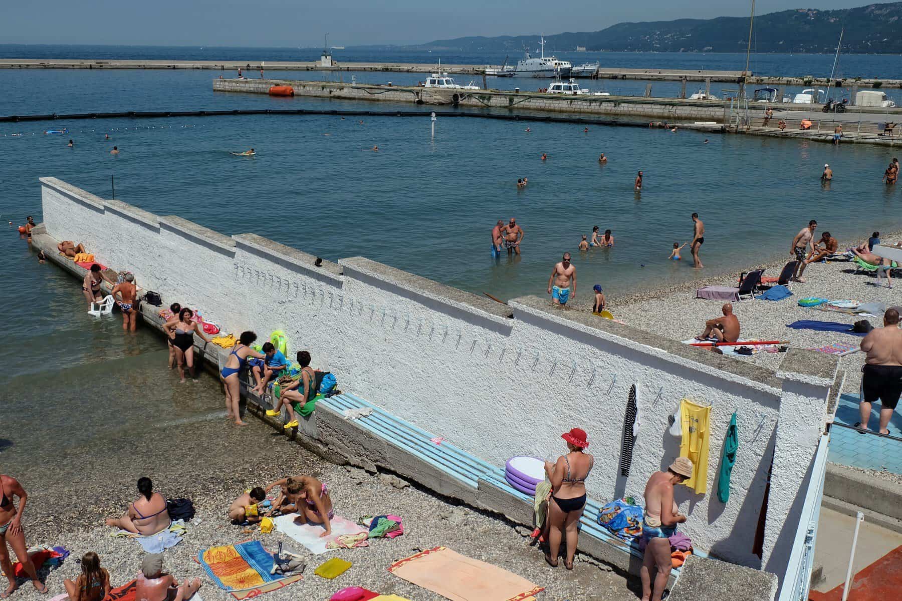 Singura plajă din Europa unde bărbații și femeile stau separat. Un zid de beton desparte cele două zone