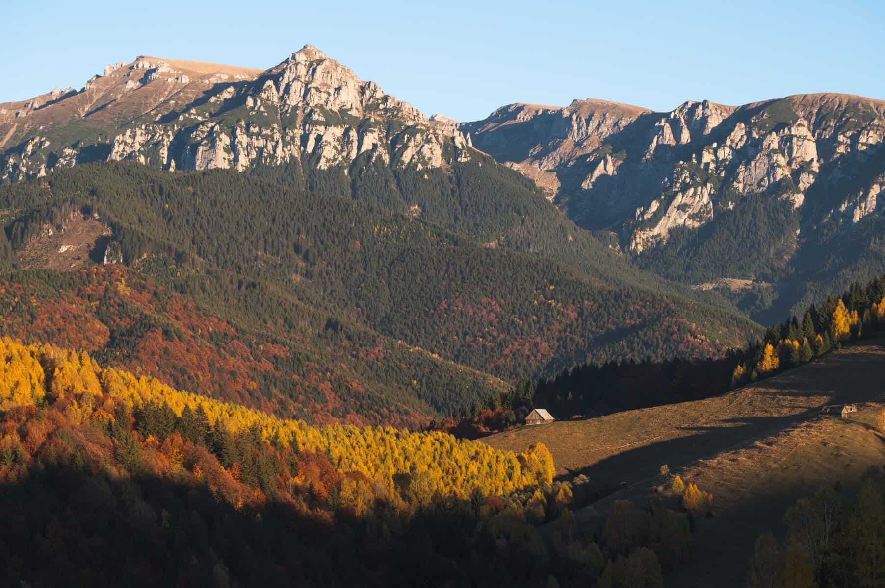 Zeci de pensiuni și vile sunt scoase la vânzare în stațiuni superbe de la munte. De ce renunță la ele proprietarii