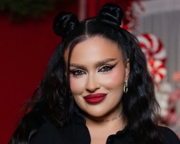 Oana Radu a fost nașă de botez. Cântăreața, criticată pentru rochia purtată: „Lipsă totală de clasă, stil, bun simț!”