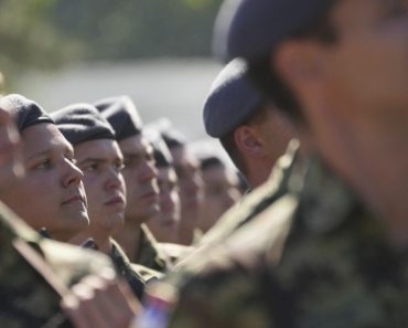 O țară din Balcani reintroduce serviciul militar obligatoriu după 15 ani. Cine va fi chemat în armată