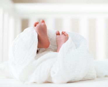 Două surori gemene în vârstă de 15 luni, găsite moarte în propria casă. Ce le-a spus anchetatorilor mama fetițelor