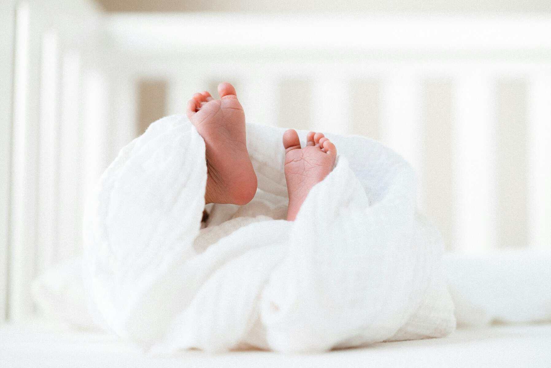 Două surori gemene în vârstă de 15 luni, găsite moarte în propria casă. Ce le-a spus anchetatorilor mama fetițelor