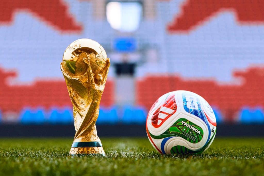 Nouă reguli noi pentru fotbal! Iei roșu dacă îți acoperi gura!