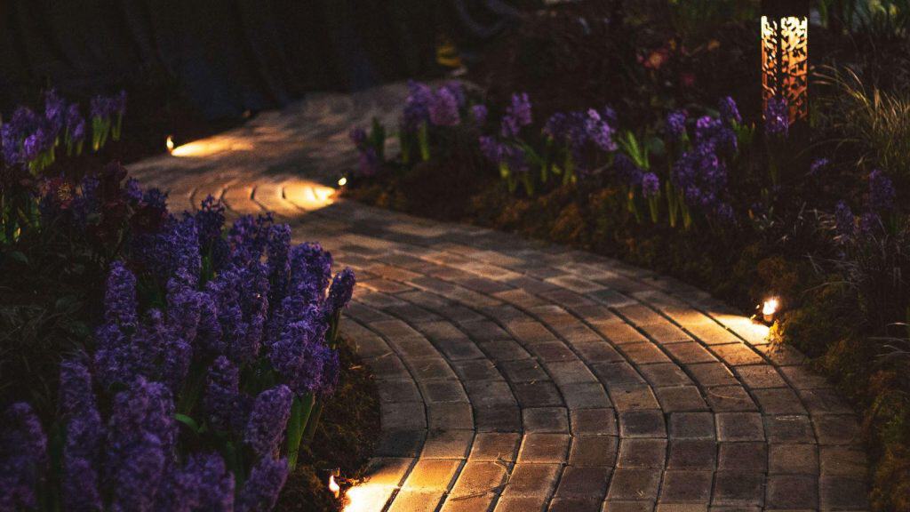 Iluminatul solar pentru exterior – solutii inteligente pentru gradina ta