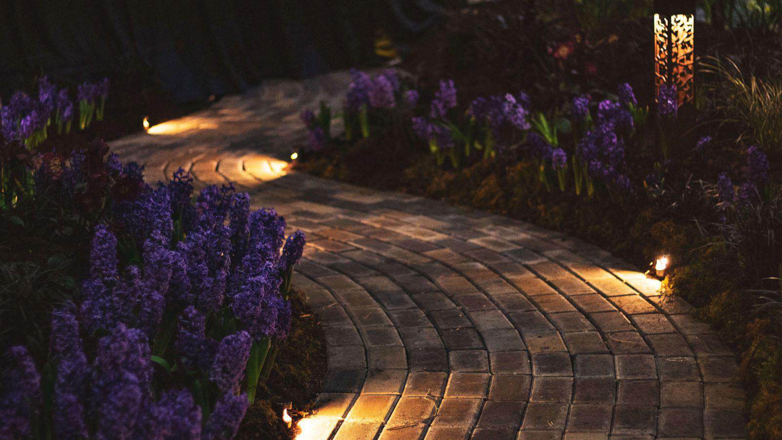 Iluminatul solar pentru exterior – solutii inteligente pentru gradina ta