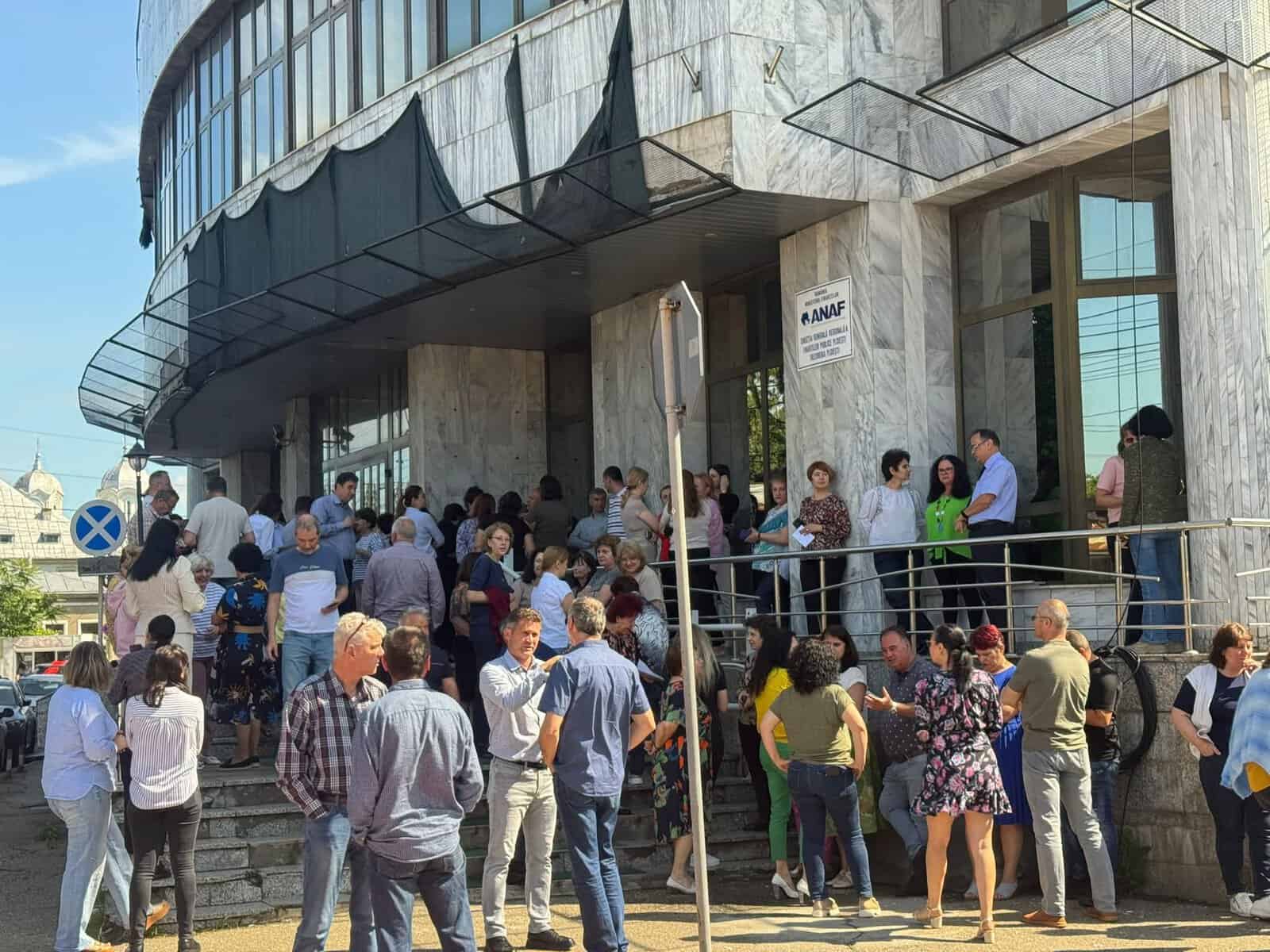 Proteste și la ANAF Ploiești! Angajații au ieșit în stradă și amenință cu greva generală