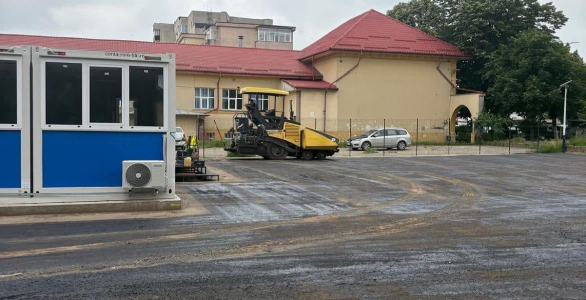 Se toarnă asfalt în jurul containerelor în care vor învăța elevii de la „I.A. Bassarabescu”