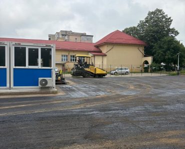 Se toarnă asfalt în jurul containerelor în care vor învăța elevii de la „I.A. Bassarabescu”