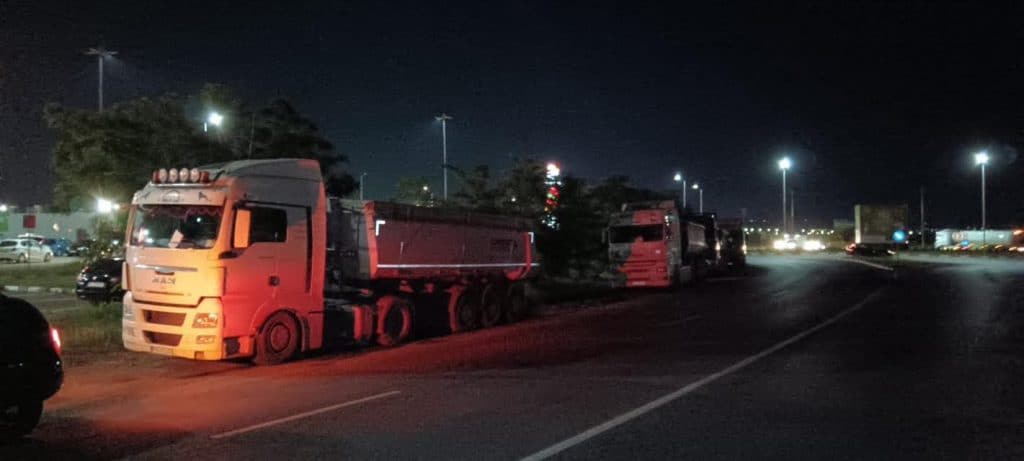 Nesimțire maximă! După ce au primit notificare să-și mute TIR-urile din giratoriul de la Blejoi, șoferii le-au parcat câțiva metri mai în față! CJ anunță că va sesiza Poliția