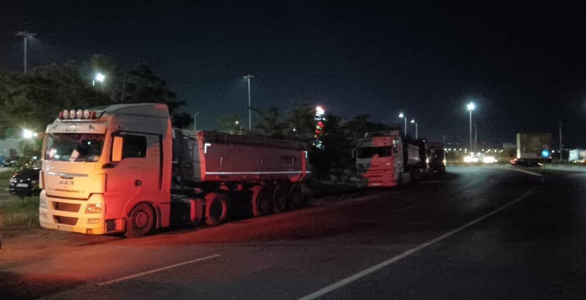 Nesimțire maximă! După ce au primit notificare să-și mute TIR-urile din giratoriul de la Blejoi, șoferii le-au parcat câțiva metri mai în față! CJ anunță că va sesiza Poliția