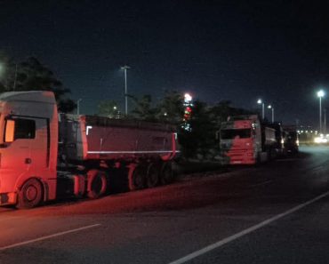 Nesimțire maximă! După ce au primit notificare să-și mute TIR-urile din giratoriul de la Blejoi, șoferii le-au parcat câțiva metri mai în față! CJ anunță că va sesiza Poliția Nesimțire maximă! După ce au primit notificare să-și mute TIR-urile din giratoriul de la Blejoi, șoferii le-au parcat câțiva metri mai în față! CJ anunță că va sesiza Poliția