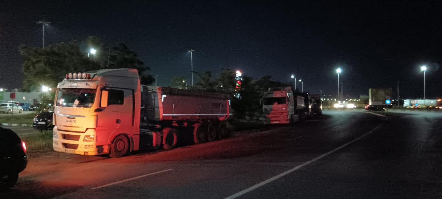Nesimțire maximă! După ce au primit notificare să-și mute TIR-urile din giratoriul de la Blejoi, șoferii le-au parcat câțiva metri mai în față! CJ anunță că va sesiza Poliția