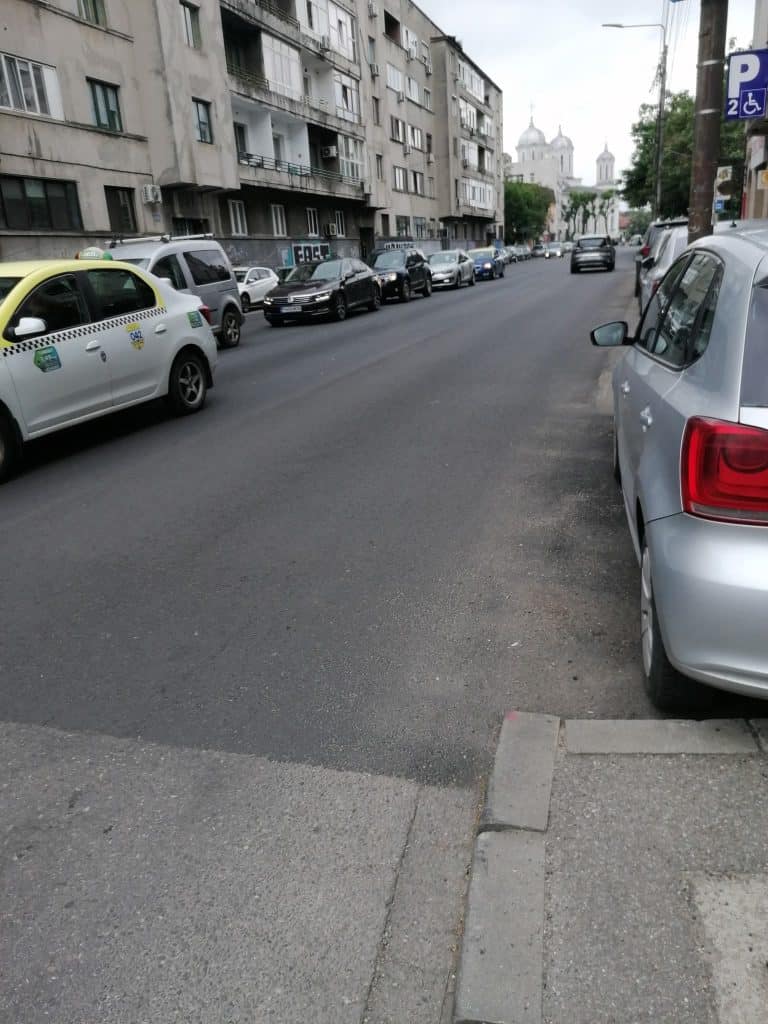 Șoferii cer disperați marcaje pe strada Take Ionescu din Ploiești, Primăria doarme: „Se intră pe contrasens, e pericol de accident”