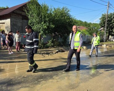 Prefectul Daniel Nicodim a mers în Surani și Apostolache, zone afectate de inundații: „Mulțumesc echipajelor ISU Prahova!” Prefectul Daniel Nicodim a mers în Surani și Apostolache, zone afectate de inundații: „Mulțumesc echipajelor ISU Prahova!”