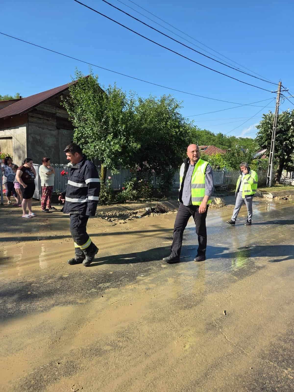 Prefectul Daniel Nicodim a mers în Surani și Apostolache, zone afectate de inundații: „Mulțumesc echipajelor ISU Prahova!” Prefectul Daniel Nicodim a mers în Surani și Apostolache, zone afectate de inundații: „Mulțumesc echipajelor ISU Prahova!”