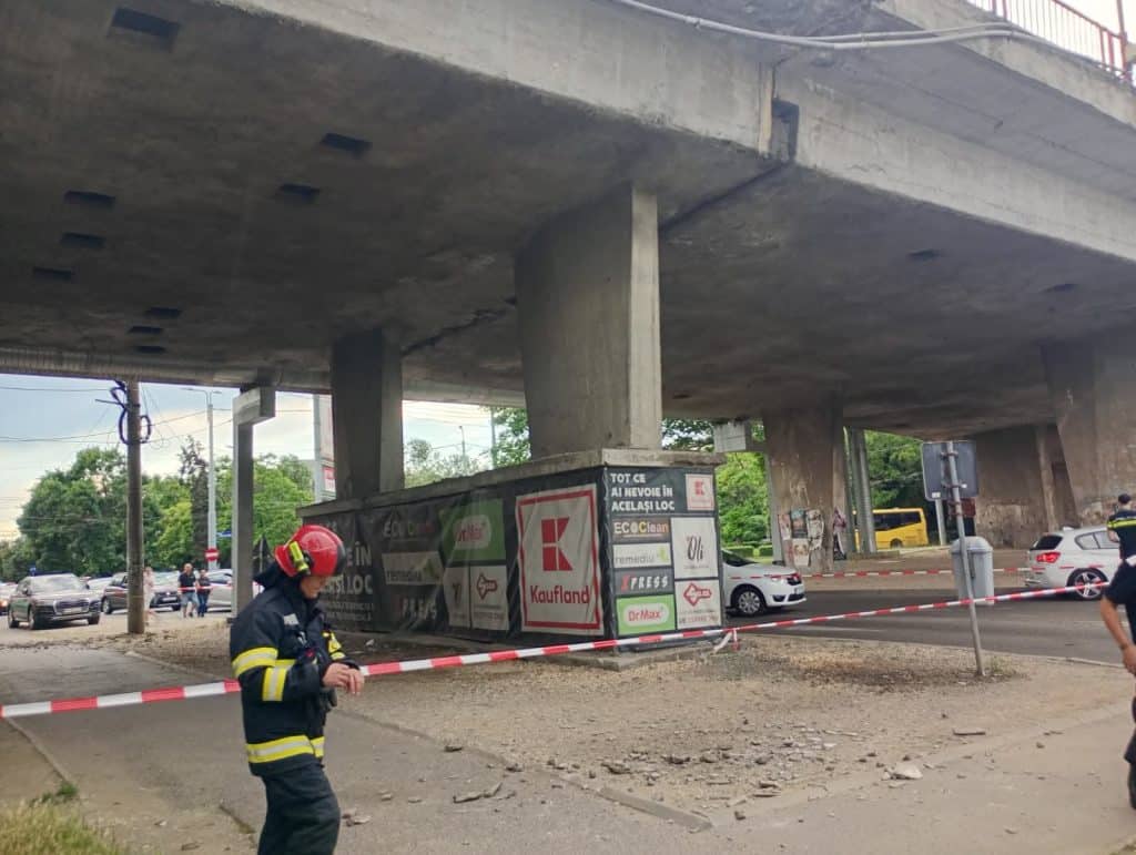 Ne apropiem cu pași repezi de o tragedie? Podul de la Sud a început să cedeze. Bucăți de tencuială au căzut într-o zonă circulată de pietoni