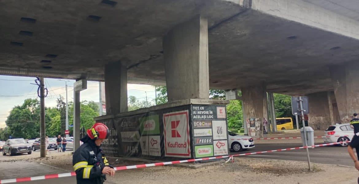 Ne apropiem cu pași repezi de o tragedie? Podul de la Sud a început să cedeze. Bucăți de tencuială au căzut într-o zonă circulată de pietoni