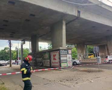 Ne apropiem cu pași repezi de o tragedie? Podul de la Sud a început să cedeze. Bucăți de tencuială au căzut într-o zonă circulată de pietoni