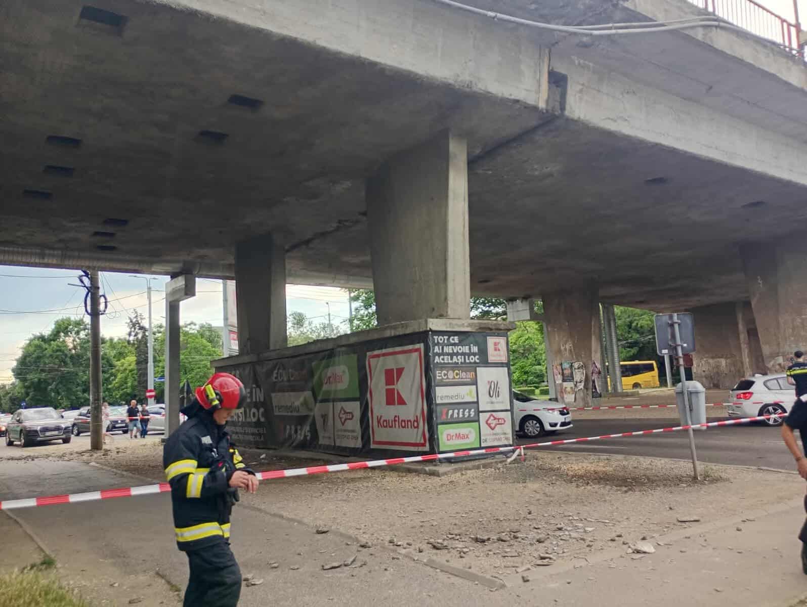 Ne apropiem cu pași repezi de o tragedie? Podul de la Sud a început să cedeze. Bucăți de tencuială au căzut într-o zonă circulată de pietoni Ne apropiem cu pași repezi de o tragedie? Podul de la Sud a început să cedeze. Bucăți de tencuială au căzut într-o zonă circulată de pietoni