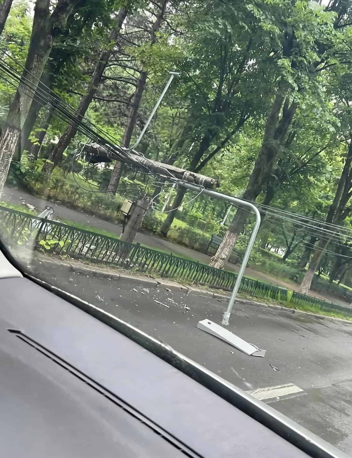 Ploieștiul se dezintegrează sub administrația Politeanu! Un stâlp de iluminat s-a prăbușit pe carosabil și a tras după el firele electrice Ploieștiul se dezintegrează sub administrația Politeanu! Un stâlp de iluminat s-a prăbușit pe carosabil și a tras după el firele electrice