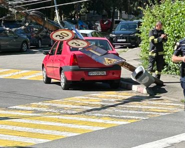ALO, Primăria! Încă un stâlp s-a prăbușit în Ploiești, chiar pe trecerea de pietoni! E al doilea caz în două zile!