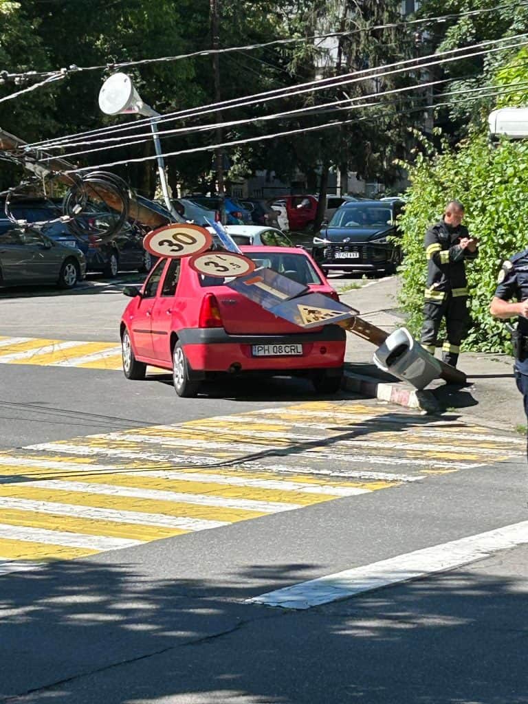 ALO, Primăria! Încă un stâlp s-a prăbușit în Ploiești, chiar pe trecerea de pietoni! E al doilea caz în două zile!
