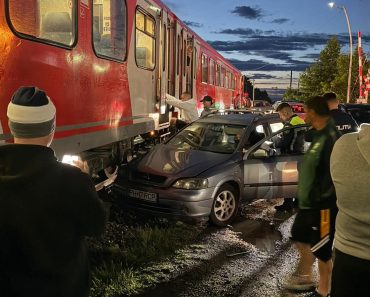 La un pas de tragedie! O mașină a fost lovită de tren la Blejoi