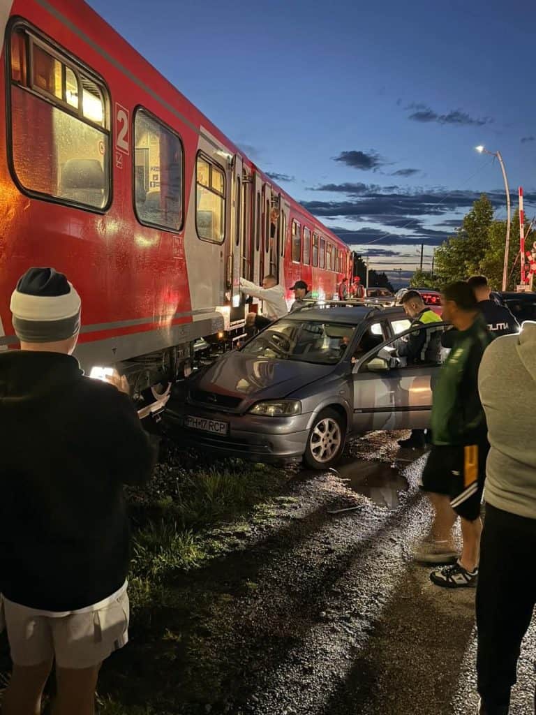 La un pas de tragedie! O mașină a fost lovită de tren la Blejoi