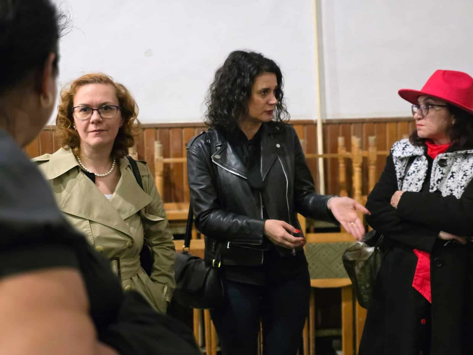 Tăcere în Consiliul Local: Consilierele Trofin și Dumitru de la „Mișcarea Noi, Ploieștenii” evită subiectul LGBT. Se pregătește o parada gay la Ploiești?