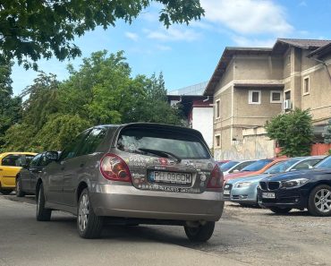Nesimțire crasă! La doi pași de parcarea cu plată, un șofer a ales să blocheze trei mașini Nesimțire crasă! La doi pași de parcarea cu plată, un șofer a ales să blocheze trei mașini