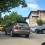 Nesimțire crasă! La doi pași de parcarea cu plată, un șofer a ales să blocheze trei mașini