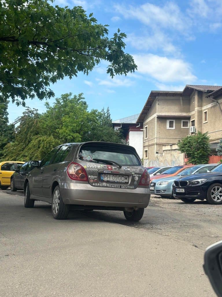 Nesimțire crasă! La doi pași de parcarea cu plată, un șofer a ales să blocheze trei mașini