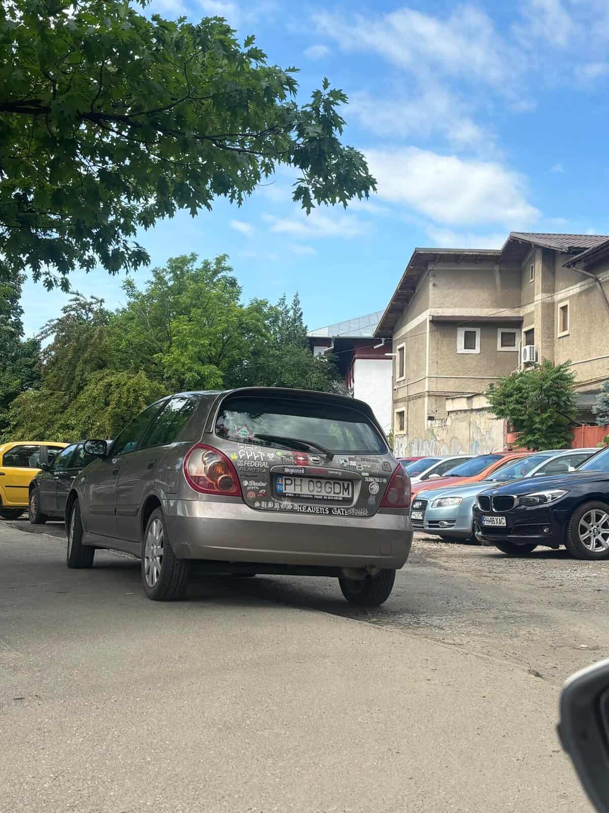 Nesimțire crasă! La doi pași de parcarea cu plată, un șofer a ales să blocheze trei mașini Nesimțire crasă! La doi pași de parcarea cu plată, un șofer a ales să blocheze trei mașini
