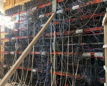 „Fermă” ilegală de criptomonede, găsită într-o clădire părăsită din România! „Fermă” ilegală de criptomonede, găsită într-o clădire părăsită din România!