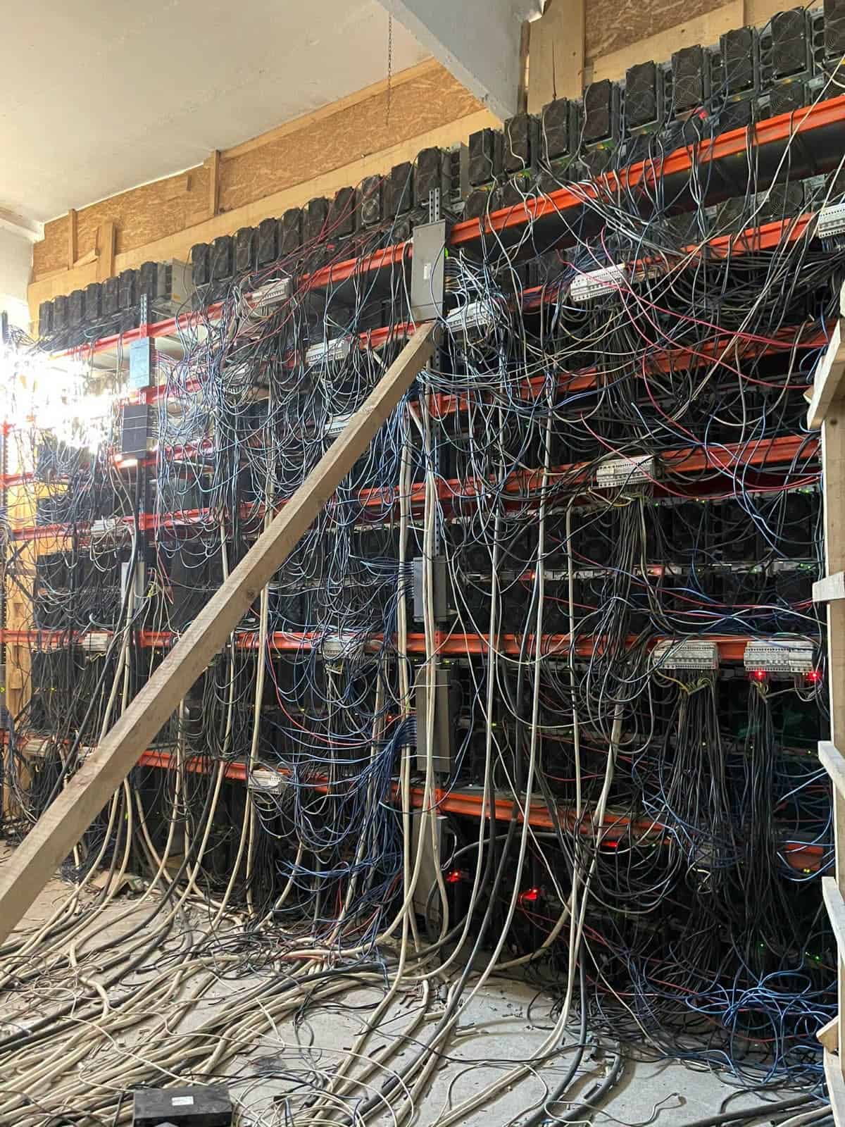 „Fermă” ilegală de criptomonede, găsită într-o clădire părăsită din România! „Fermă” ilegală de criptomonede, găsită într-o clădire părăsită din România!