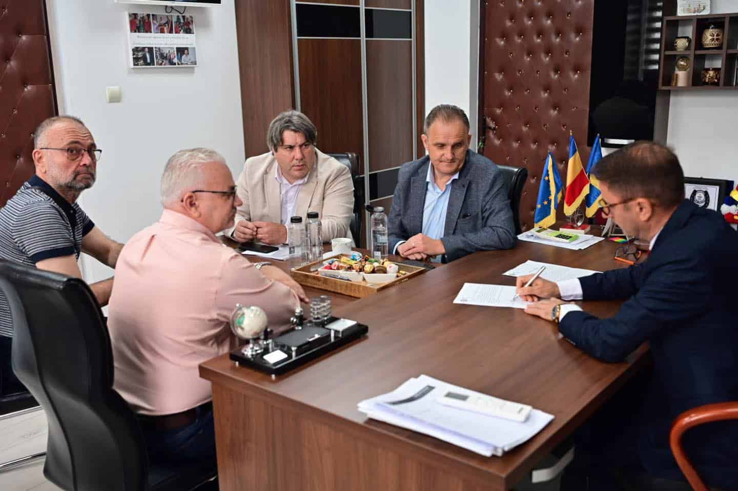 Peste 7500 de gospodării din Tomșani au fost cadastrate gratuit. Virgil Nanu: Îl felicit pe primarul Mihai Pelin pentru implicarea în acest proiect! Peste 7500 de gospodării din Tomșani au fost cadastrate gratuit. Virgil Nanu: Îl felicit pe primarul Mihai Pelin pentru implicarea în acest proiect!