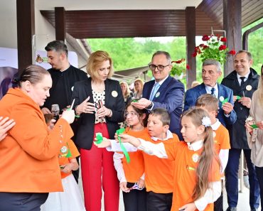 Peste 200 de copii vor crește într-un centru călduros și modern. „Concordia” Provița de Sus a fost inaugurat astăzi, în prezența lui Virgil Nanu, șeful CJ Prahova Peste 200 de copii vor crește într-un centru călduros și modern. „Concordia” Provița de Sus a fost inaugurat astăzi, în prezența lui Virgil Nanu, șeful CJ Prahova