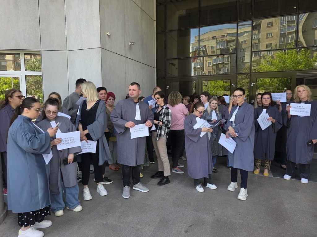 Activitate blocată la Tribunalul Prahova! Grefierii ies în stradă de teama unei noi înghețări salariale