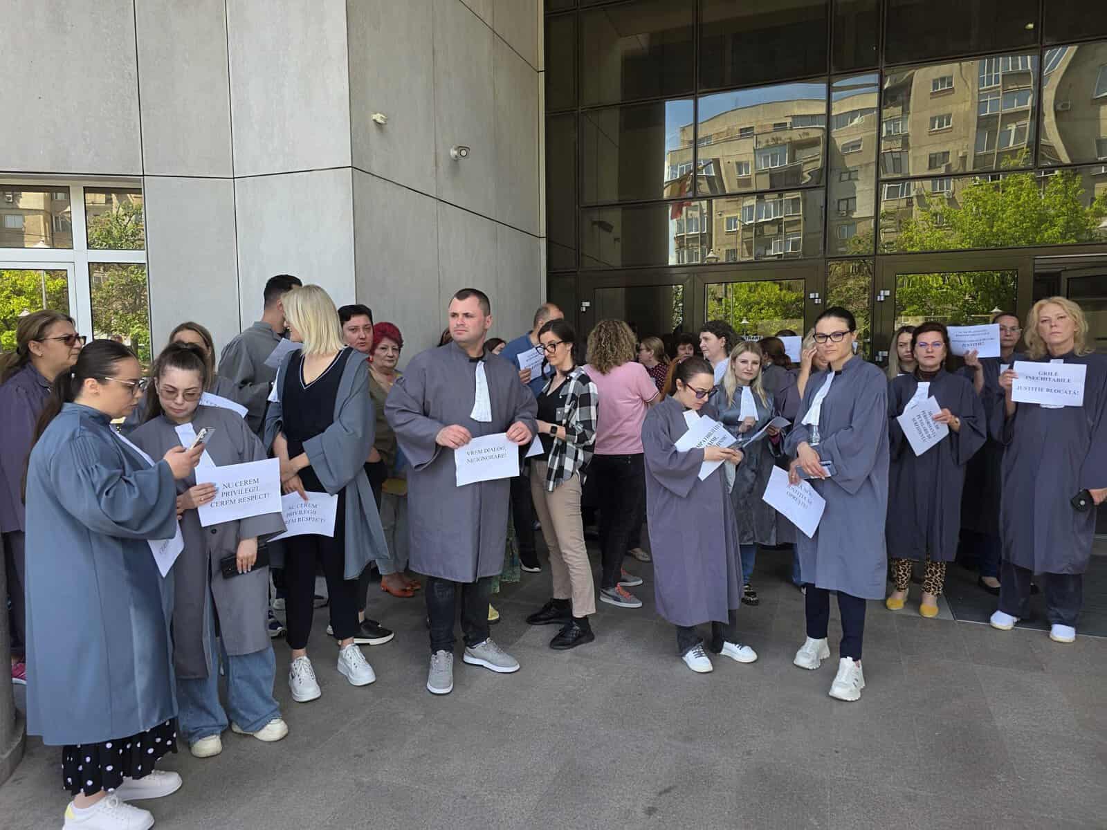 Activitate blocată la Tribunalul Prahova! Grefierii ies în stradă de teama unei noi înghețări salariale
