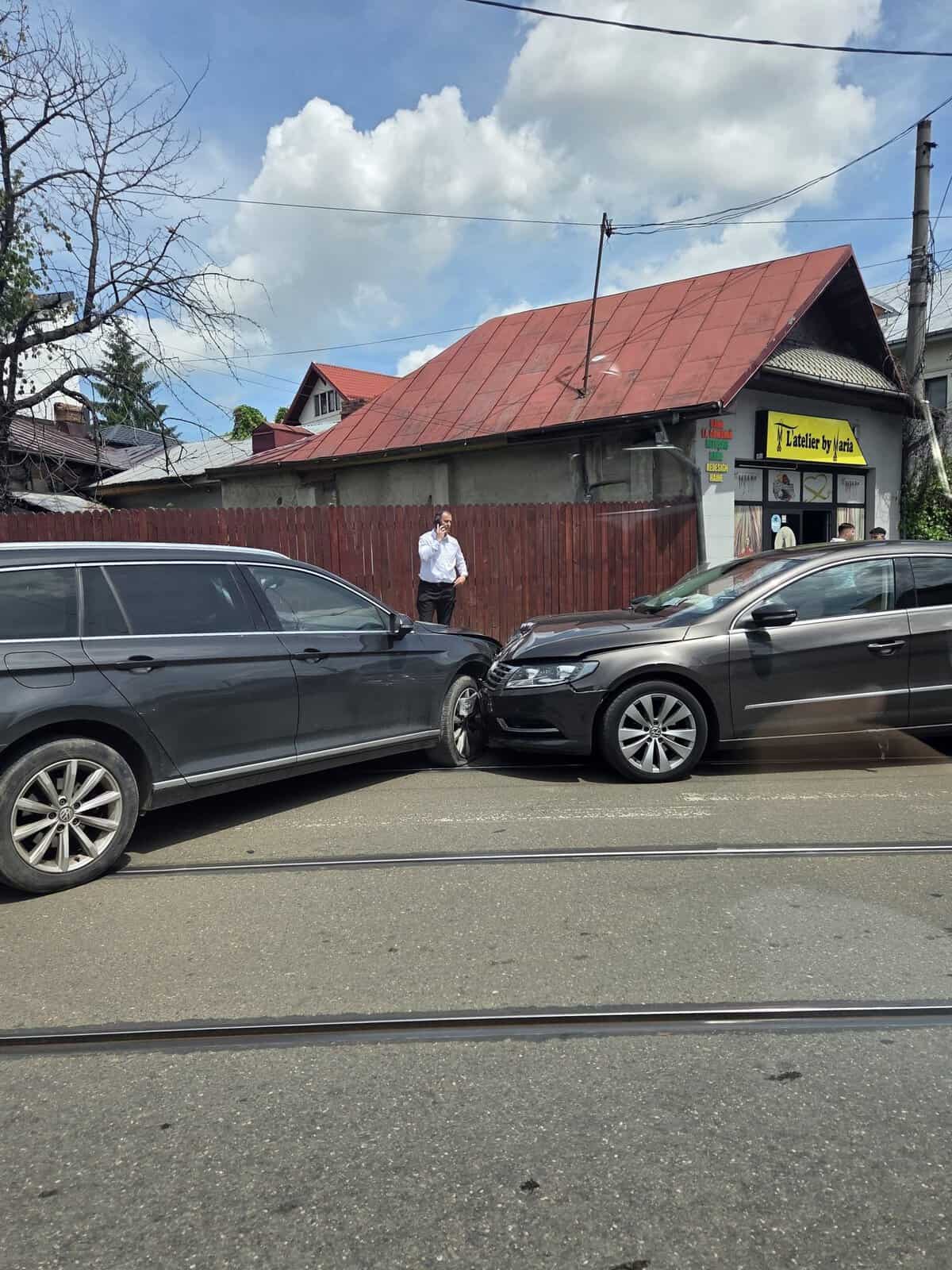 Accident in Ploiesti, in spatele Hotelului Prahova. Doua masini implicate