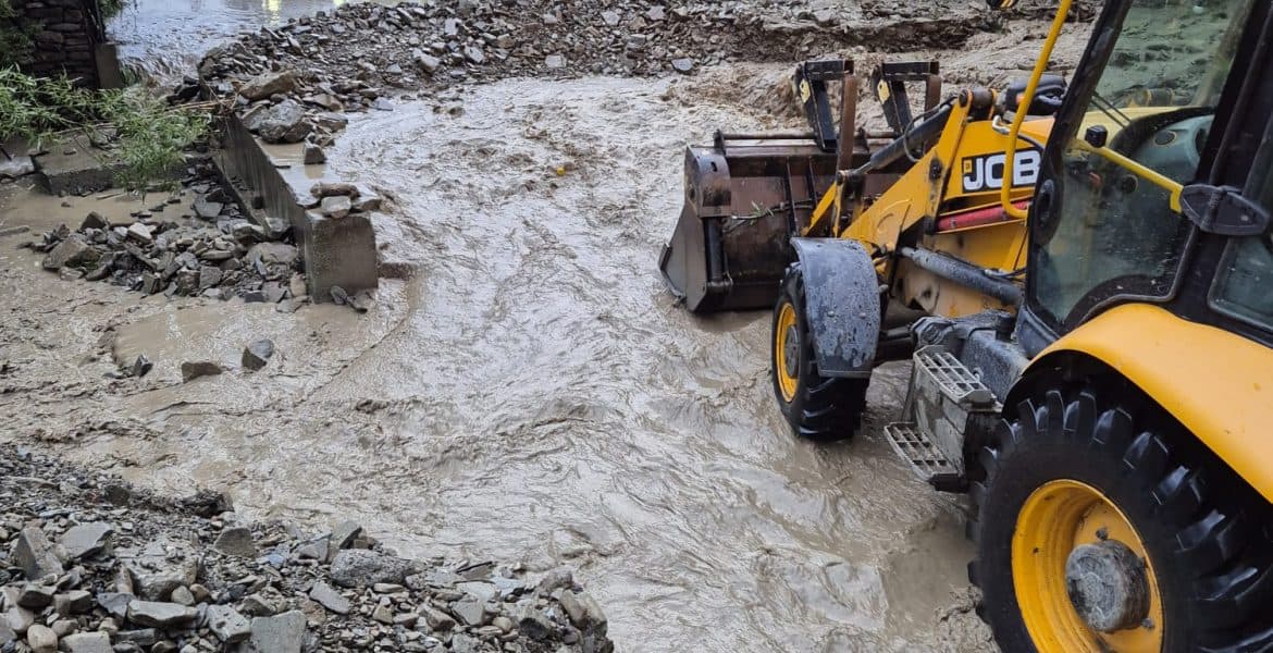 VIDEO/ Viituri puternice în nordul județului Prahova. Localitățile Cerașu și Valea Doftanei, afectate de inundații