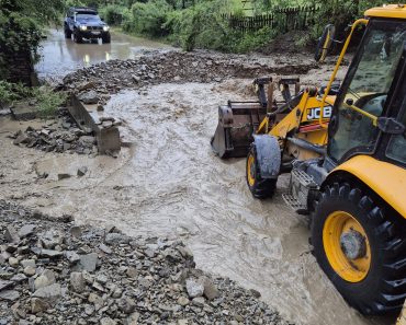 VIDEO/ Viituri puternice în nordul județului Prahova. Localitățile Cerașu și Valea Doftanei, afectate de inundații