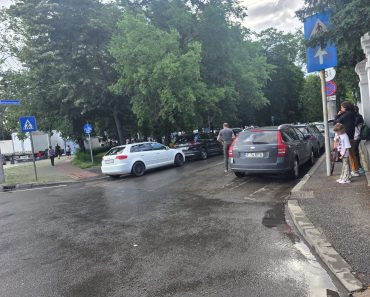LIBER LA NESIMȚIRE! Polițeanu mințea că ploieștenii vin pe jos la paranghelii și din cauza asta nu mută balamucul la Vest! Bulevardul e blocat de mașini lăsate pe treceri, pe trotuare și în porțile riveranilor LIBER LA NESIMȚIRE! Polițeanu mințea că ploieștenii vin pe jos la paranghelii și din cauza asta nu mută balamucul la Vest! Bulevardul e blocat de mașini lăsate pe treceri, pe trotuare și în porțile riveranilor