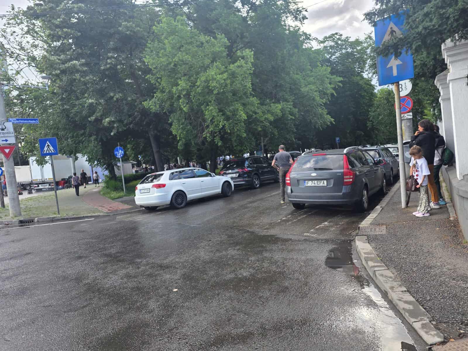 LIBER LA NESIMȚIRE! Polițeanu mințea că ploieștenii vin pe jos la paranghelii și din cauza asta nu mută balamucul la Vest! Bulevardul e blocat de mașini lăsate pe treceri, pe trotuare și în porțile riveranilor LIBER LA NESIMȚIRE! Polițeanu mințea că ploieștenii vin pe jos la paranghelii și din cauza asta nu mută balamucul la Vest! Bulevardul e blocat de mașini lăsate pe treceri, pe trotuare și în porțile riveranilor