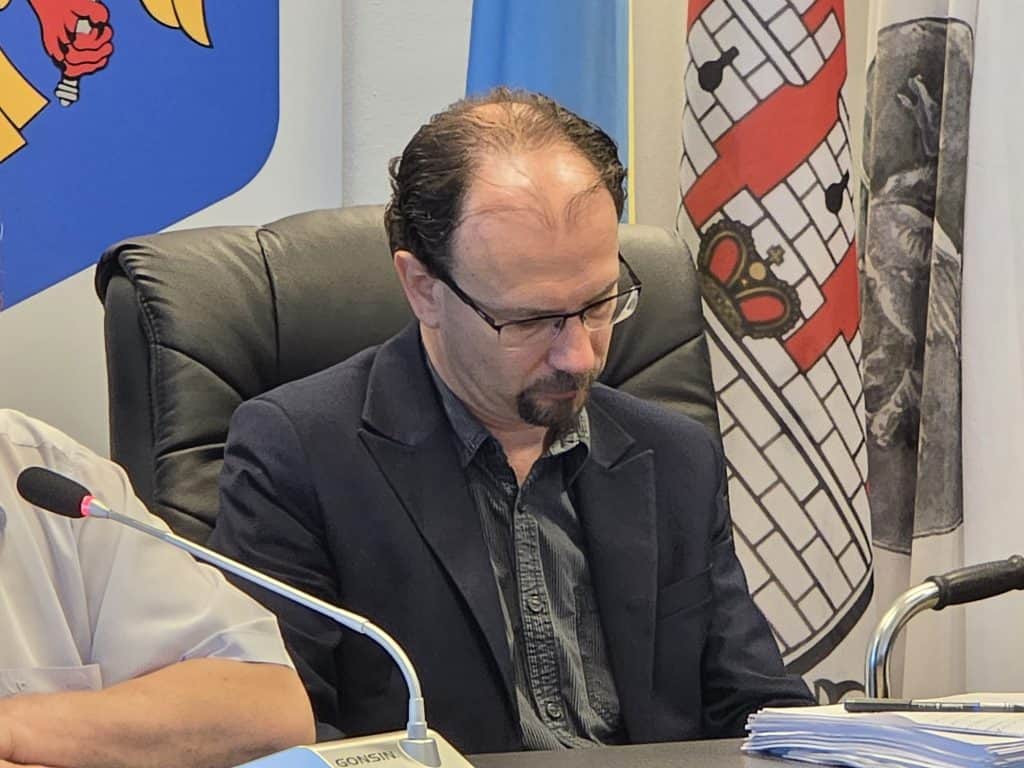 Tensiuni majore în Consiliul Local: Schimburi dure de replici la proiectul privind demiterea viceprimarului Alexandru Săraru