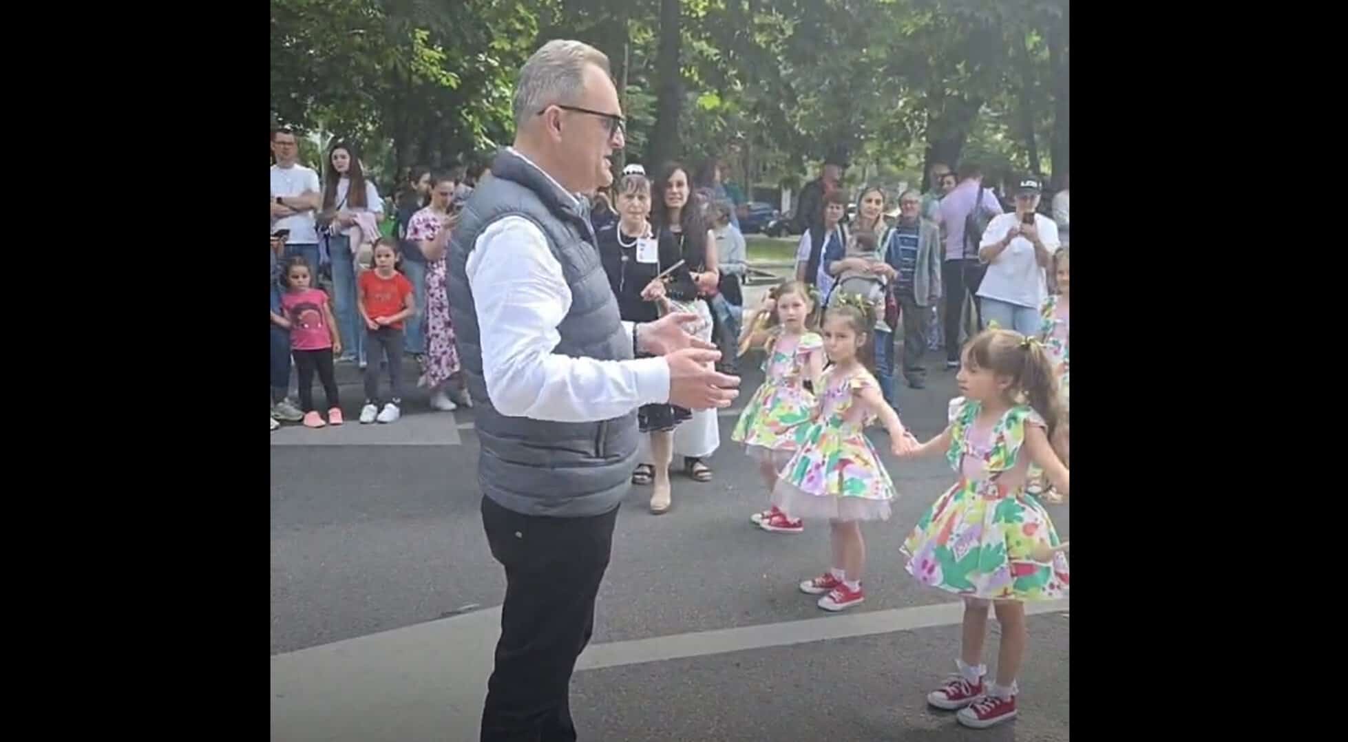 „Copilăria inundă bătrânul bulevard”: Virgil Nanu, alături de cei mici, de ziua lor. Atmosferă superbă pe Bulevard! „Copilăria inundă bătrânul bulevard”: Virgil Nanu, alături de cei mici, de ziua lor. Atmosferă superbă pe Bulevard!