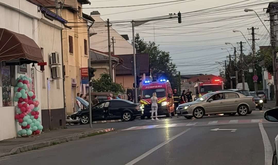 Cine răspunde pentru semafoarele nefuncționale? Un nou accident în intersecția Rudului – Plăieșilor