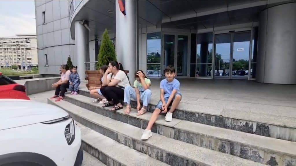 Strigăt de disperare la ușa primarului Polițeanu! O familie cu 9 copii, evacuată din casă, umilită și plimbată pe la ghișeele Primăriei Ploiești. „Primarul nu vrea să ne primească în audiență. Suntem la zi cu plata chiriei!”